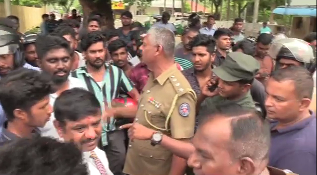 යාපනය විශ්වවිද්‍යාල සිසුන් සමග පොලිසිය ගැටෙයි : හමුදාවත් කැඳවයි