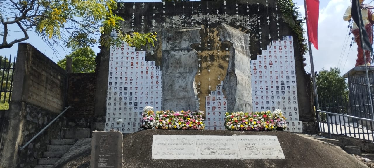 පෙම්වතා පණපිටින් පිළිස්සූ තැන හැදුණු කඳුළු බිත්තියේ කඳුළු කතාව