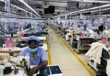 ඇඟළුම් සේවකයින්ගෙන් බලෙන් වැඩ ගනී : සේවකයින් බියෙන්