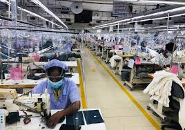 ඇඟළුම් සේවකයින්ගෙන් බලෙන් වැඩ ගනී : සේවකයින් බියෙන්