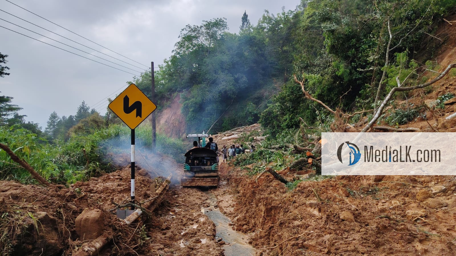 නෑ! නෑ! කිව්වට අම්බුළුවාවේ නායයෑම් කිහිපයක් – පොළොවේ තැනින් තැන අඟල් 2-3ක් පළල පැළුම්